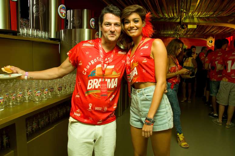 Sophie Charlotte, Marcelo Serrado - ator posou para foto em um momento de descontra&ccedil;&atilde;o, enquanto comia seu sandu&iacute;che