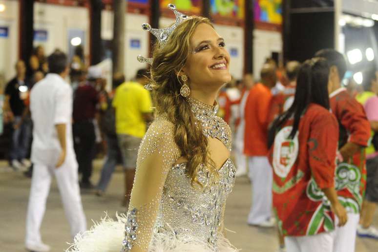 Juliana Paiva tamb&eacute;m mostrou samba no p&eacute; com a Grande Rio