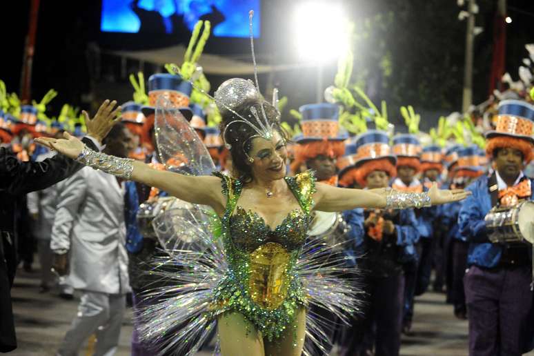 Christiane Torloni teve que mostrar samba no p&eacute; para acompanhar a animada bateria
