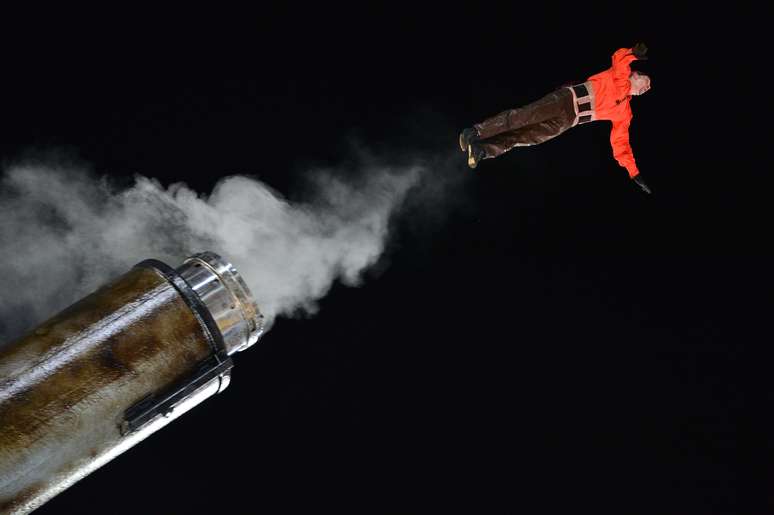 Homem é lançado de canhão em cenografia da Grande Rio