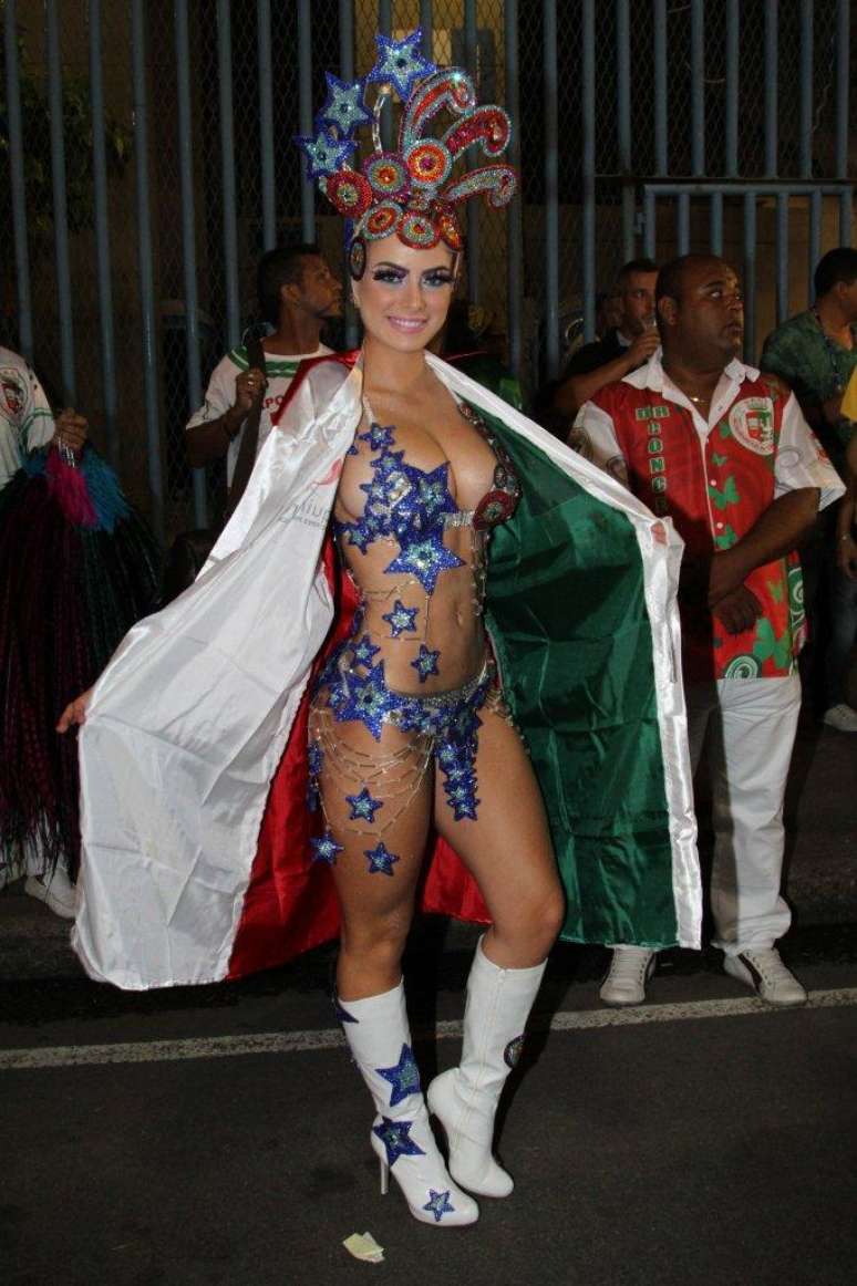 Rayanne Morais desfila pela Grande Rio, segunda escola a entrar na Sapuca&iacute;