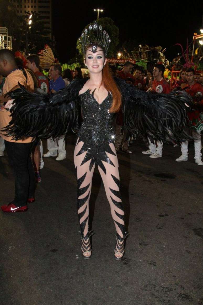 Marina Ruy Barbosa desfila pela Grande Rio na noite deste domingo
