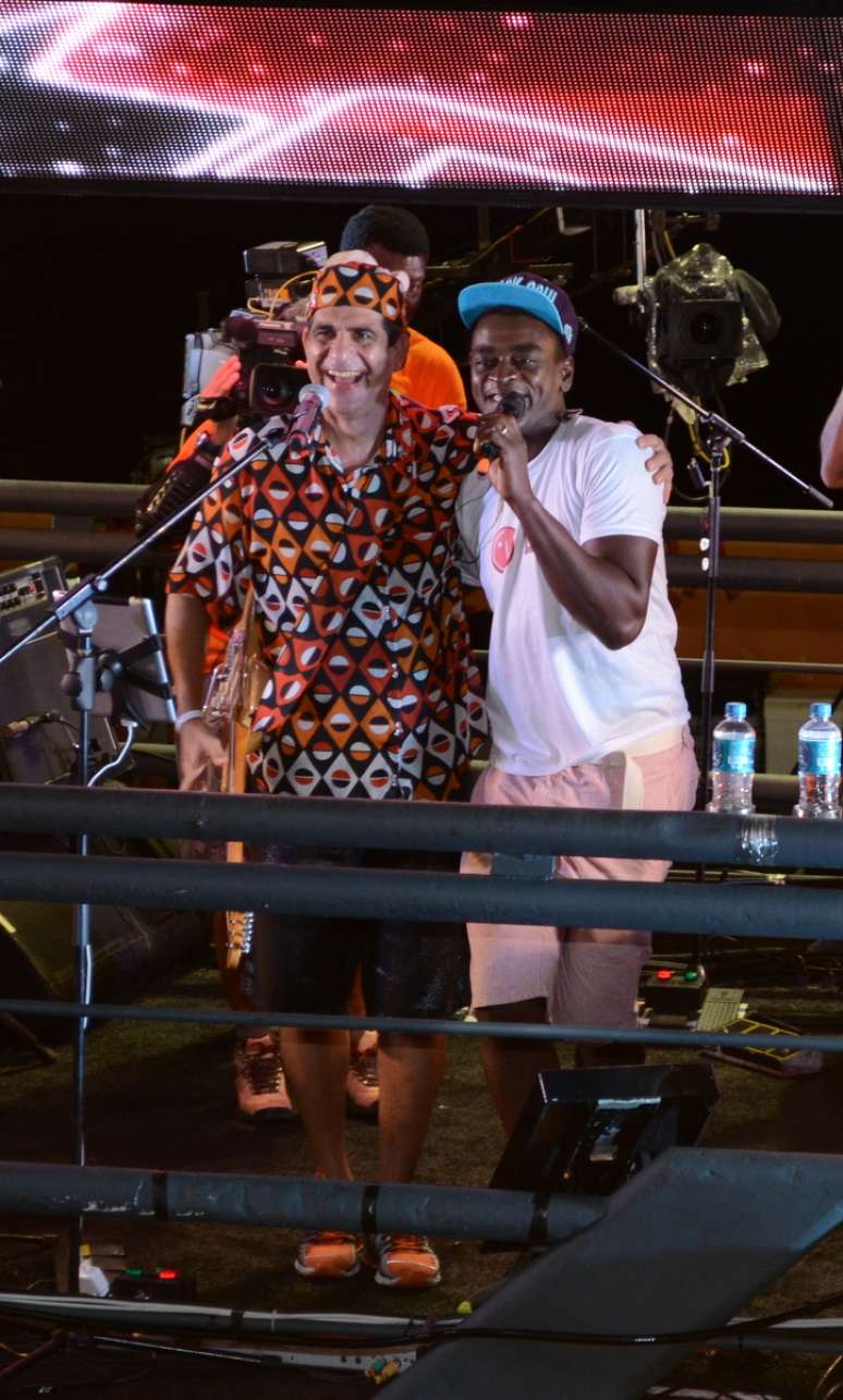 Ap&oacute;s cantar com Ivete Sangalo, Seu Jorge fez apari&ccedil;&atilde;o em outro trio neste domingo: o cantor subiu no bloco do Asa de &Aacute;guia e agitou o p&uacute;blico. Veja fotos: 