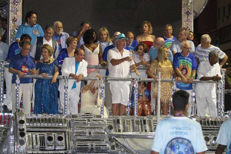 Alegoria trouxe &agrave; avenida nomes como Luciano Huck, Pedro Bial, Regina Duarte, Regina Cas&eacute;, Renato Arag&atilde;o, Faust&atilde;o, Tony Ramos, entre outros, para homenagear Boni