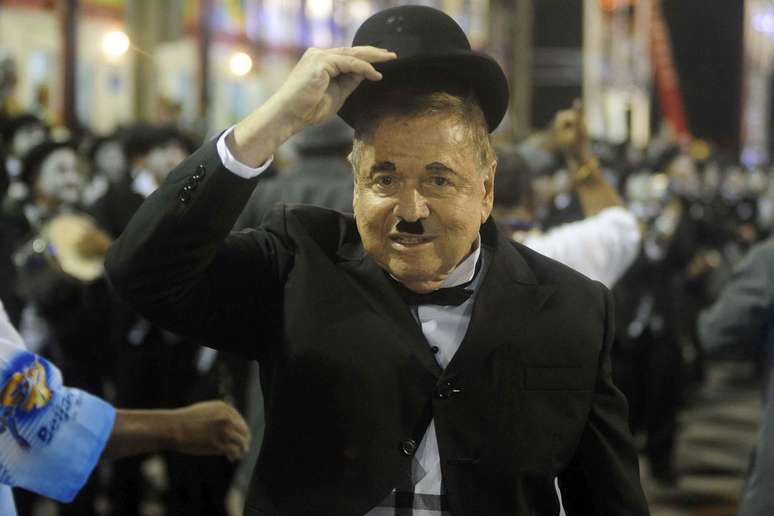 Boni desfile na frente da bateria da Beija-Flor vestido como Charlie Chaplin