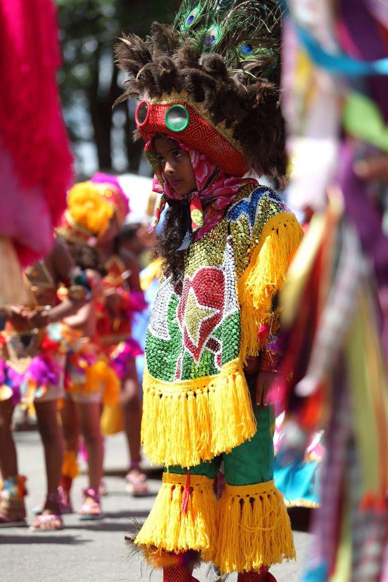 <p>Membros do grupo de maracatu feminino Coração Nazareno tem idades entre oito e 85 anos. A banda abriu o 17º Encontro de Maracatus de Baque Solto, em Nazaré da Mata (PE)</p>