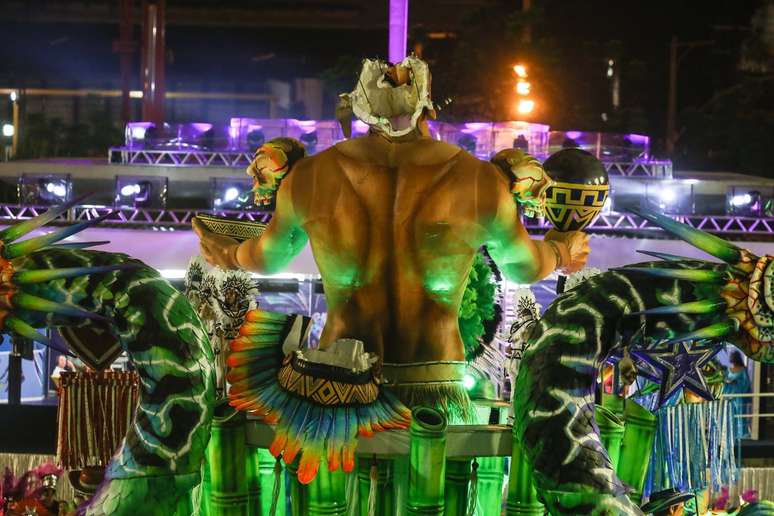 No decorrer do desfile, um dos carros alegóricos da escola de samba entalou em uma torre do sambódromo e acabou danificado