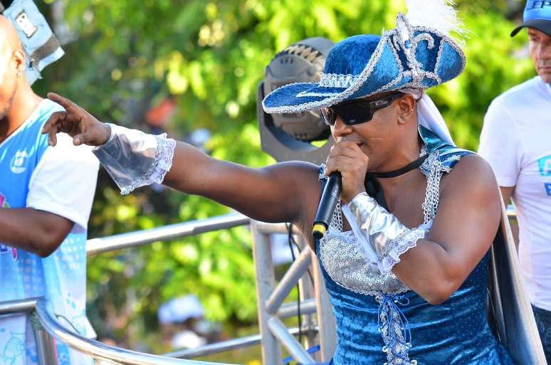 M&aacute;rcio Victor esteve fantasiado de chap&eacute;u e vestido azul