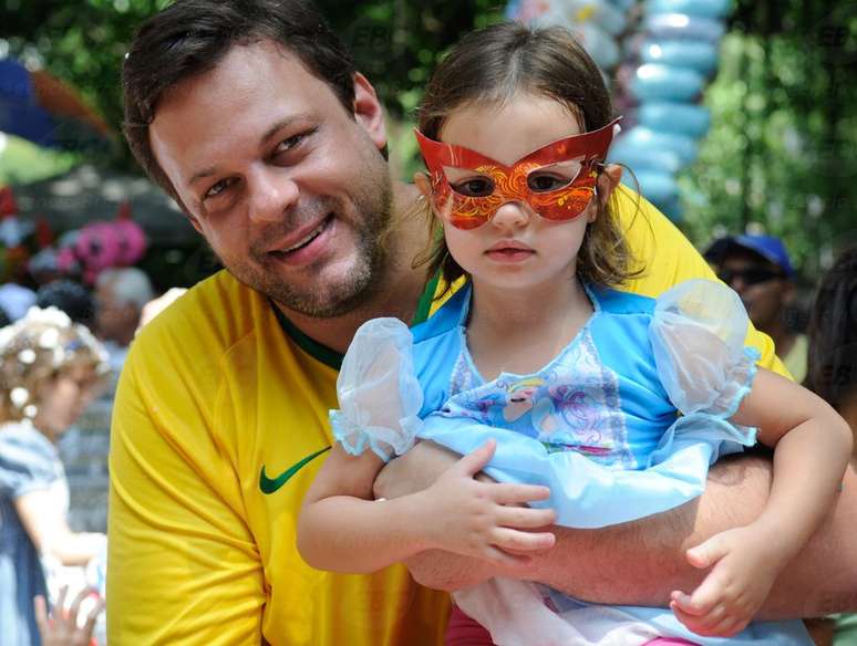 <p>Crianças e pais se divertem na folia da capital carioca com o bloco infantil  "Largo do Machado, mas não largo do Suquinho"</p>