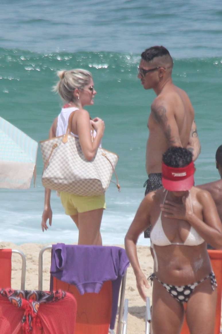 B&aacute;rbara Evans y Paolo Guerrero fueron captados juntos, otra vez, en la playa Leblon de R&iacute;o de Janeiro. Pese a que ninguno ha confirmado el romance, los abrazos y las miradas entre la modelo y el futbolista acent&uacute;an m&aacute;s los rumores. &iexcl;Amor a la vista!