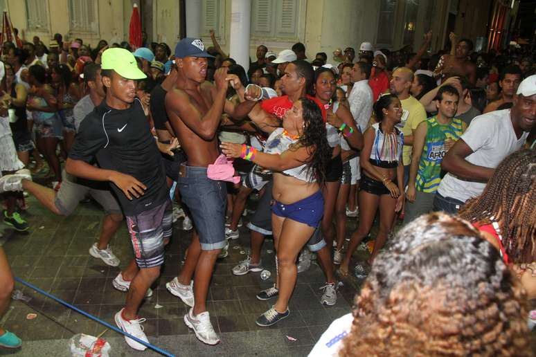 Em Salvador, foli&otilde;es entraram em briga na noite deste domingo (2) durante as festividades do Carnaval na cidade e protagonizaram imagens lament&aacute;veis; veja