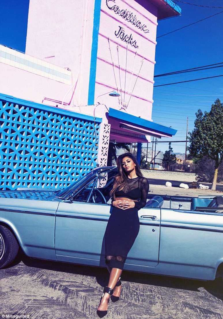 <p>Nicole Scherzinger usa top cropped transparente, saia m&iacute;di tamb&eacute;m com detalhe em transpar&ecirc;ncia e escarpins presos ao tornozelo</p>