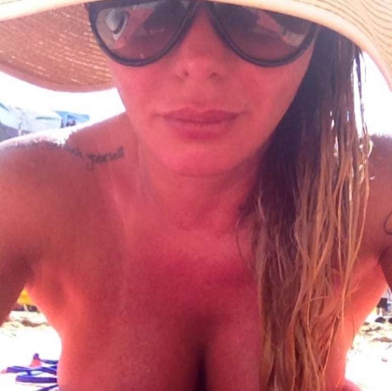 Cris Mort&aacute;gua desamarra biqu&iacute;ni para pegar bronze sem marquinha