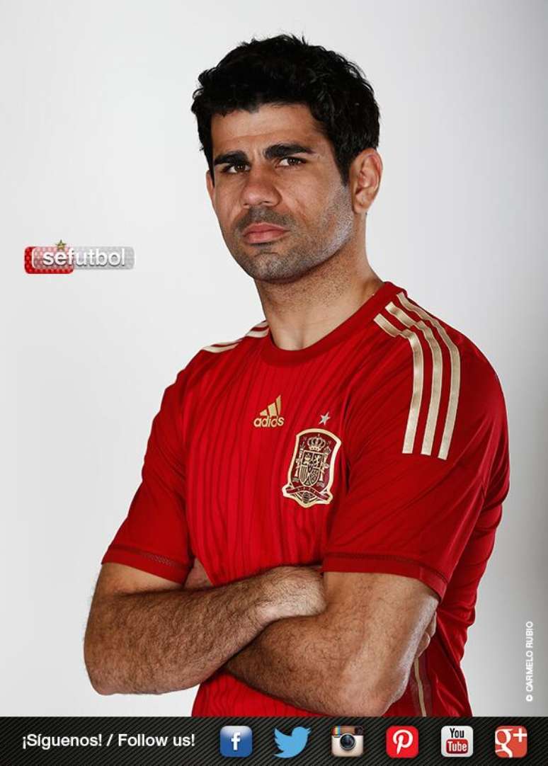 <p>Diego Costa posa pela primeira vez com a camisa da seleção espanhola</p>