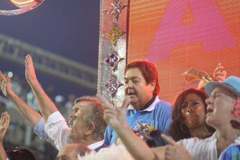 Apresentador estava entre dezenas de celebridades em carro aleg&oacute;rico no desfile da Beija-Flor