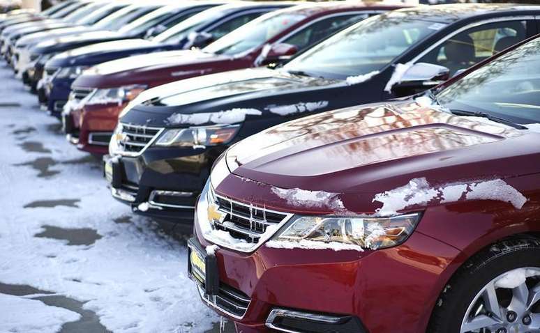 <p>Carros da Chevrolet fabricados pela General Motors vistos alinhados e à venda em uma concessionária em Wheat Ridge, no Colorado</p>