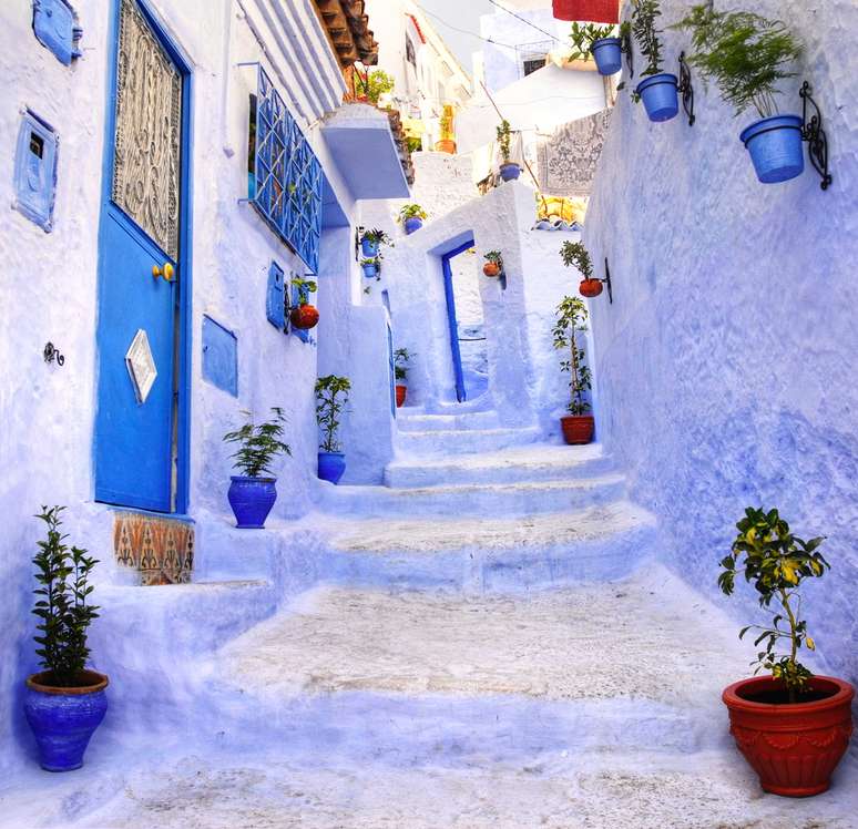 Chefchaouen &eacute; uma cidade no noroeste do Marrocos que tem uma peculiaridade: muitas de suas casas s&atilde;o pintadas de azul. Inspire-se nessa p&eacute;rola marroquina para tamb&eacute;m usar a cor em sua casa