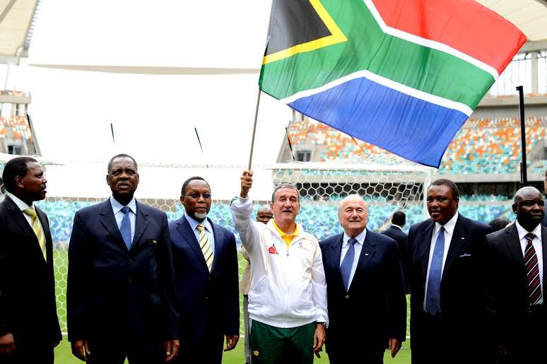 Carlos Alberto Parreira (então técnico da África do Sul) e Joseph Blatter participam de evento para celebrar os 100 dias para a Copa de 2010