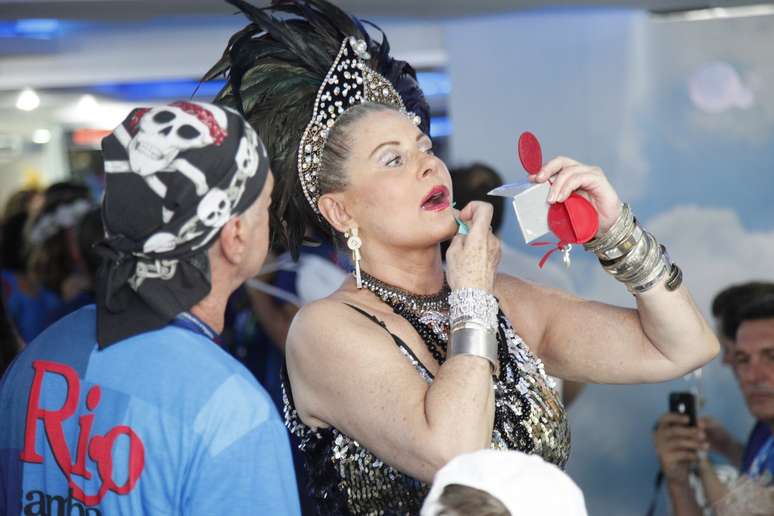 A atriz Vera Fischer retoca a maquiagem em camarote carioca