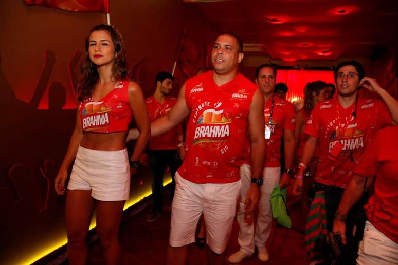 <p>Ex-jogador Ronaldo e sua noiva chegam ao camarote Brahma</p>