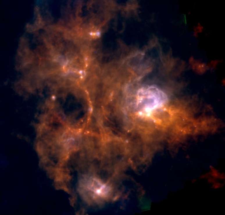 A nebulosa NGC 7538 é um dos poucos berçários de estrelas localizados "próximos" da Terra