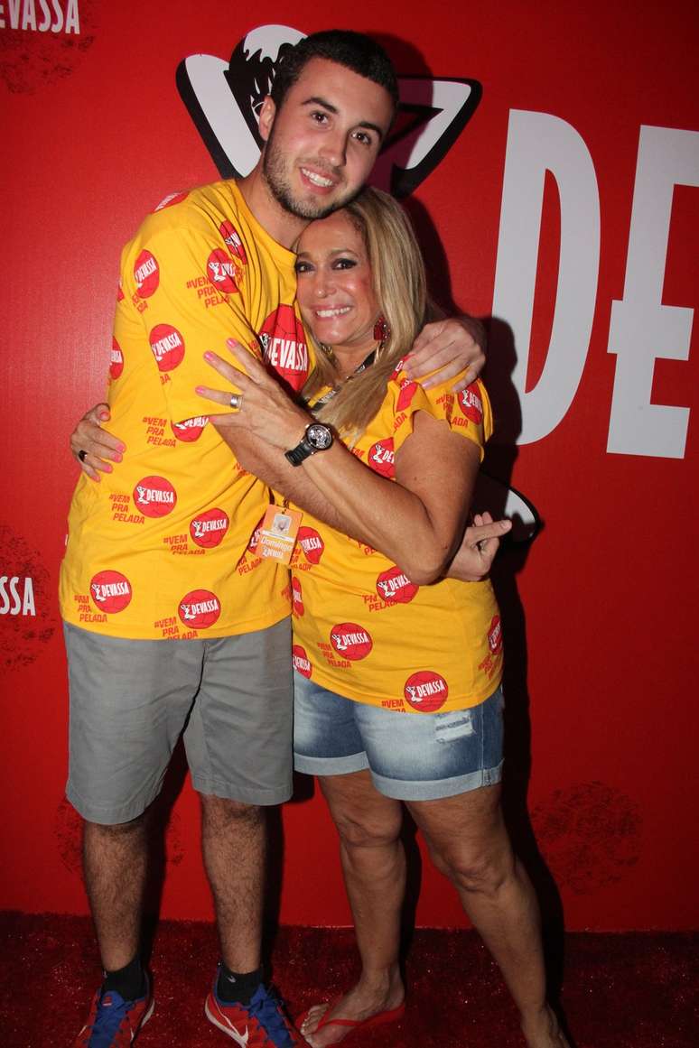 Atriz Susana Vieira e seu neto no camarote Devassa