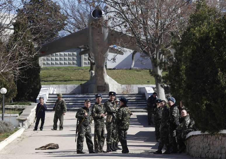 <p>Tropas do Ex&eacute;rcito ucraniano se re&uacute;nem em unidade militar a cerca de 80 km da capital da Crimeia</p>