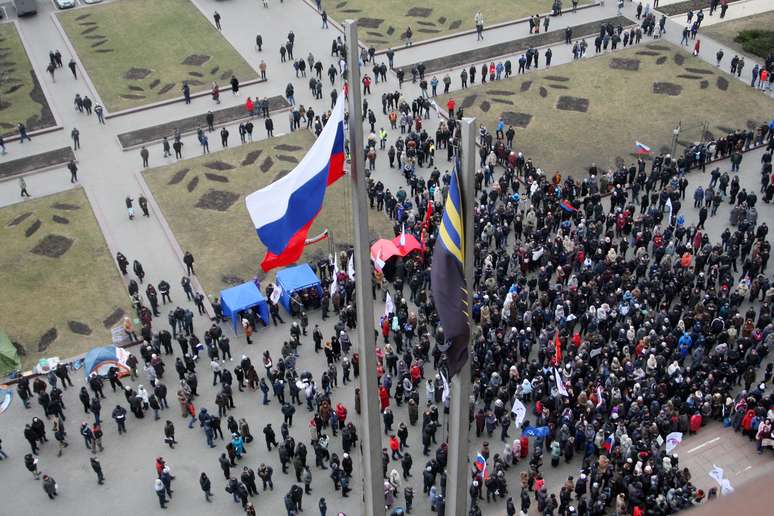 Manifestantes pró-russos em frente a sede do governo regional de Donetsk, leste da Ucrânia, em 3 de março