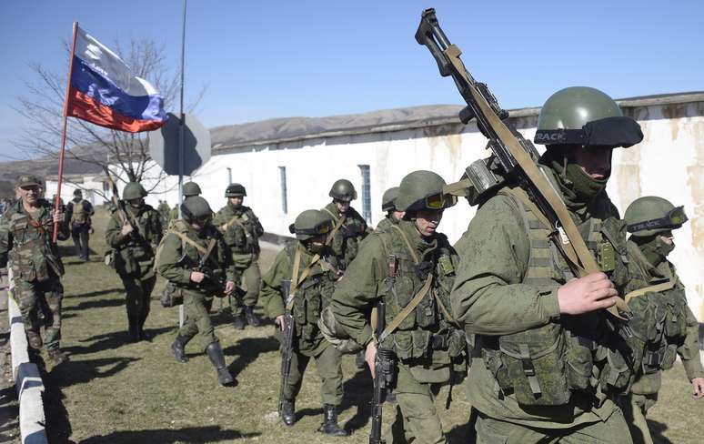 <p>Soldados russos são vistos em território ucraniano, nesta segunda-feira, 3 de março</p>