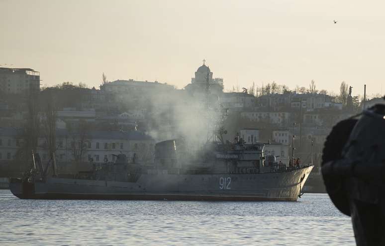 Navio caça-minas da Marinha russa é visto no porto de Sevastopol, na Ucrânia, nesta segunda - feira, 3 de março