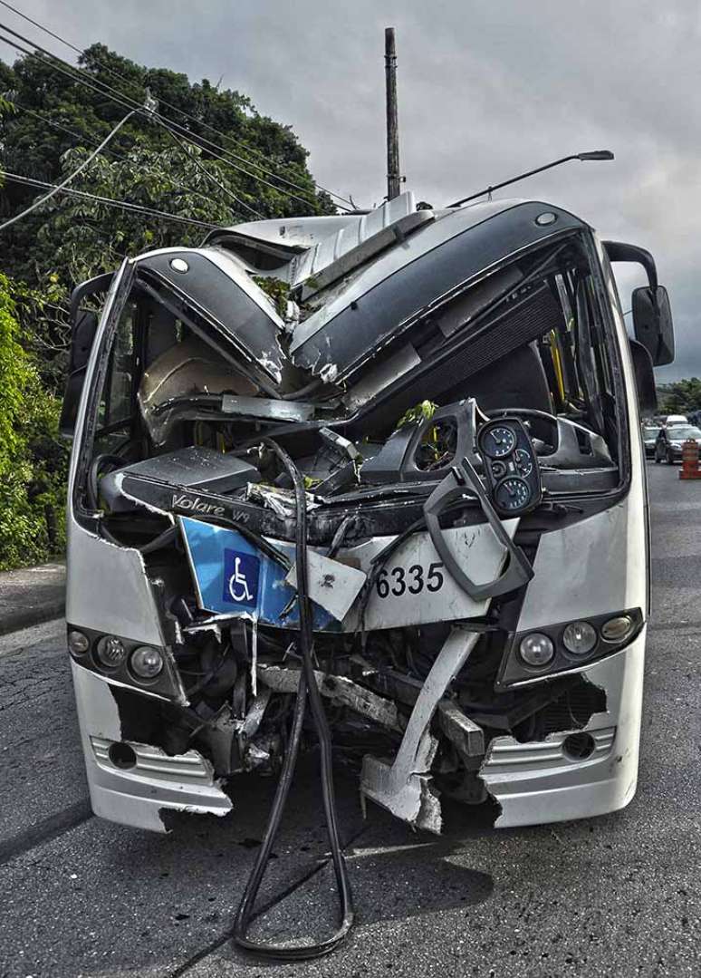 <p>Um micro-&ocirc;nibus que fazia o itiner&aacute;rio Jardim S&atilde;o Bernardo - Santo Amaro&nbsp;bateu contra um poste na avenida senador Teot&ocirc;nio Vilela, na zona sul de S&atilde;o Paulo, no final da manh&atilde; do &uacute;ltimo domingo</p>