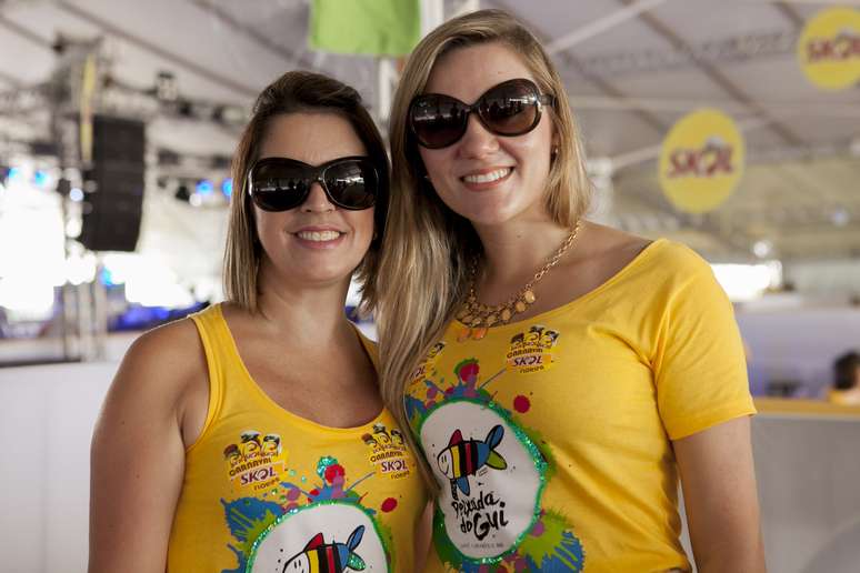 Karla Coelho e Simone Rodrigues atraíram muitos olhares na festa 'Peixada do Gui'