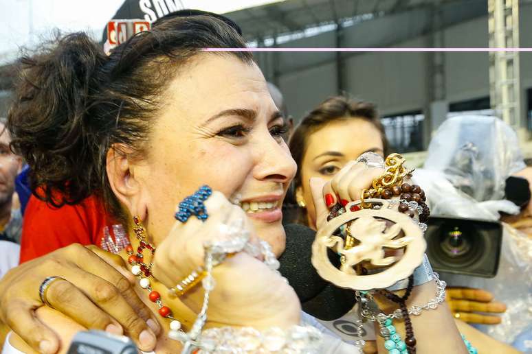 Mocidade festeja título de campeã do Carnaval 2014 em São Paulo