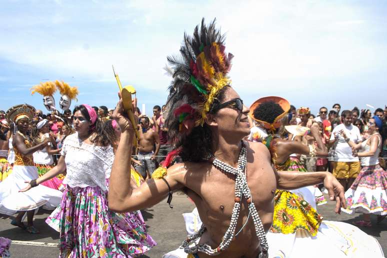 Nesta terça-feira, o bloco Rio Maracatu levou batidas e elementos da cultura africana para a orla de Ipanema, no Rio de Janeiro. Veja fotos: 