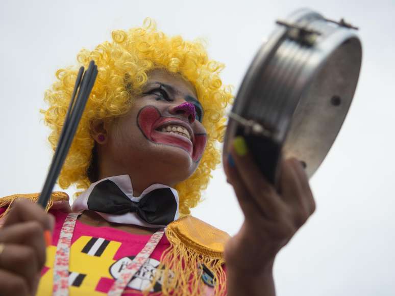 Foliões curtem a união dos ritmos do Carnaval com o som dos Beatles no bloco Sargento Pimenta, que anima o Aterro do Flamengo no Rio nesta segunda-feira