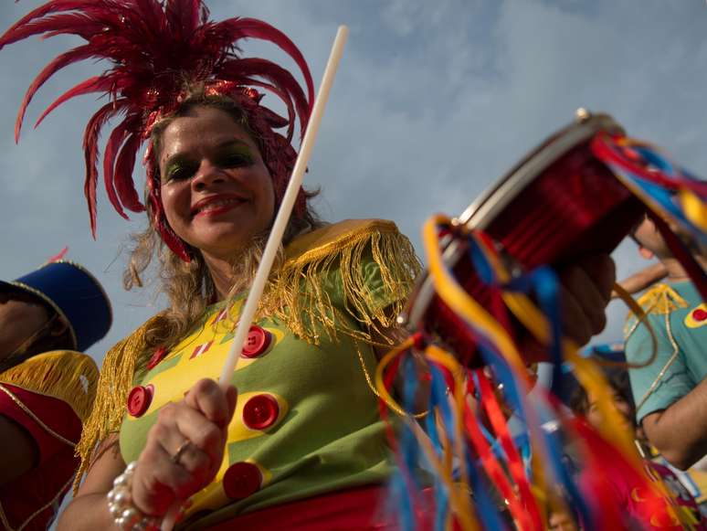 Foliões curtem a união dos ritmos do Carnaval com o som dos Beatles no bloco Sargento Pimenta, que anima o Aterro do Flamengo no Rio nesta segunda-feira