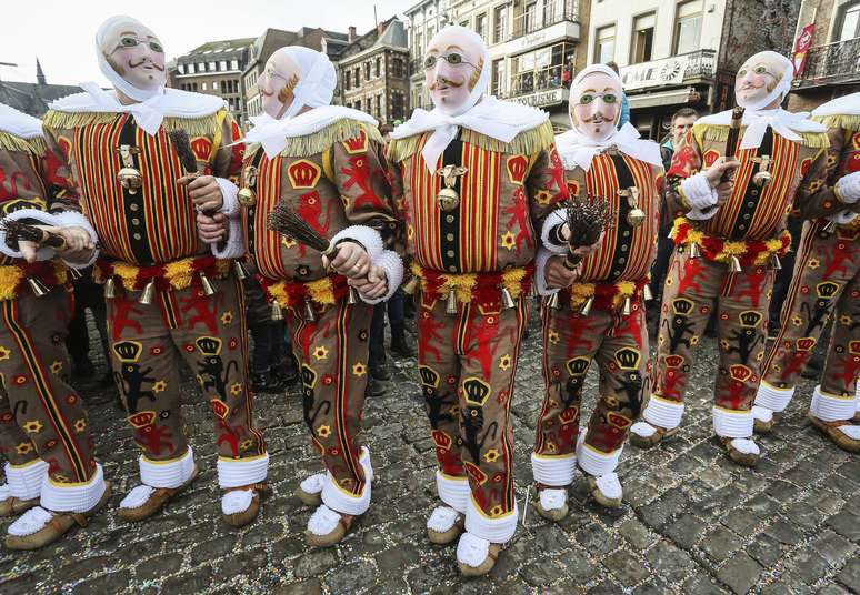 Participantes do carnaval com fantasia tradicional da Bélgica. Crianças teriam recebido balas de maconha durante as festividades no local