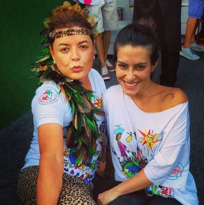David Brazil tira foto com Cleo Pires em dia de desfile da escola mirim da Grande Rio
