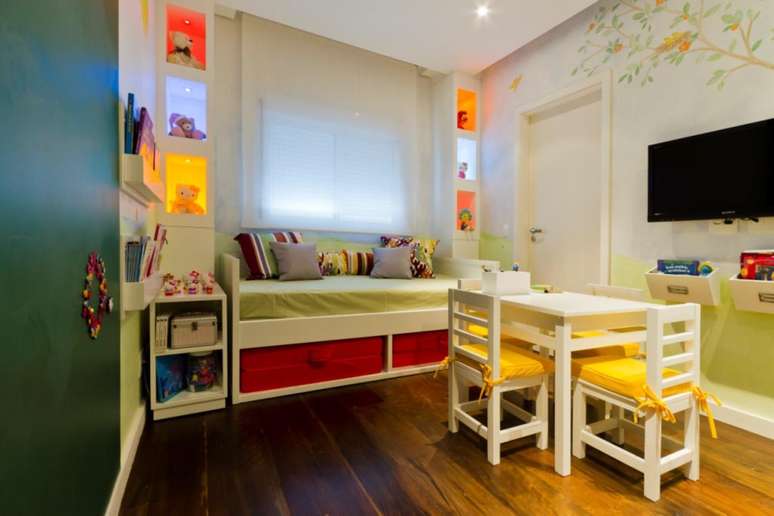 Para fazer um quarto de brincar mais alegre, a designer usou muitas cores, com direito a iluminação das colmeias para brinquedos e parede pintada