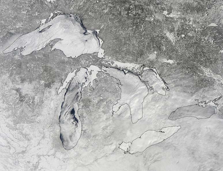 <p>Gelo cobre 88% das águas dos Grandes Lagos, nível não é visto desde 1994. A imagem foi capturada por satélite da NASA nesta semana</p>