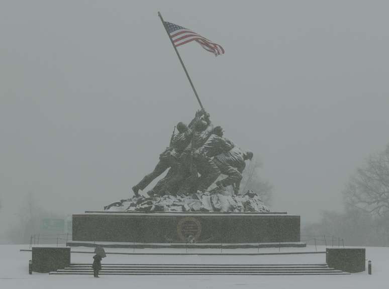 <p>Memorial para fuzileiros americanos durante a guerra é coberto de neve nesta terça-feira em Washington</p>