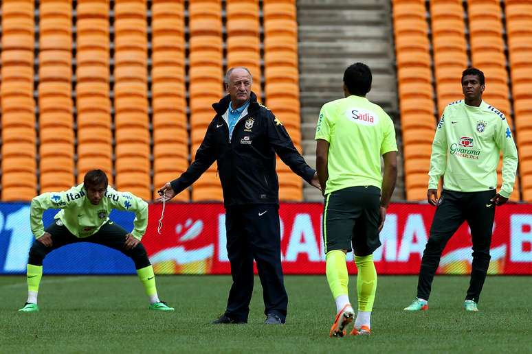 <p>Luiz Felipe Scolari definiu Rafinha e Fernandinho para pegar a África do Sul como testes</p>
