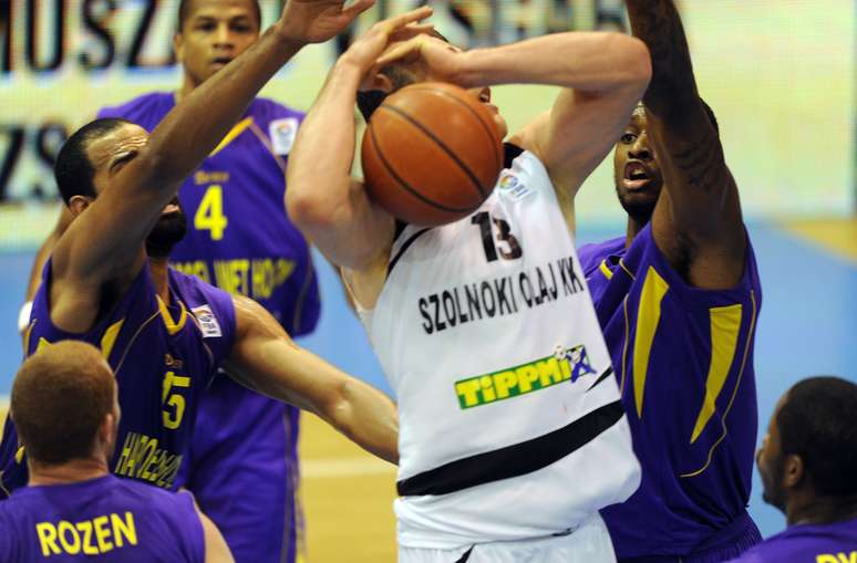 Moti Sasson chamou de "negros sujos" os jogadores de basquete estrangeiros que atuam no seu país