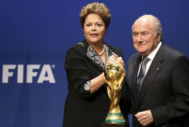 A presidente Dilma Rousseff posa para fotos com o presidente da Fifa, Joseph Blatter, depois de fazer um pronunciamento na sede da entidade em Zurique. Faltando cem dias para o início da Copa do Mundo do Brasil, os problemas com as sedes estão sob controle, disse Blatter nesta terça-feira. 23/01/2014