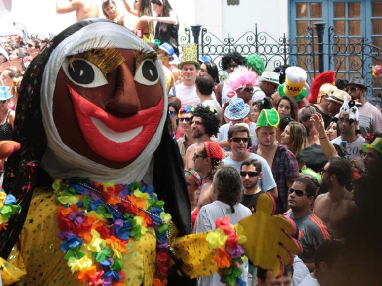 Bloco das Carmelitas esbanjou criatividade, alegria e amálgama de culturas no desfile desta terça-feira; entre os foliões estavam o Coringa, aqui-inimigo de Batman; Wilson, a personagem inanimada do filme 'Náufrago'; e até uma gangue de Mários, do jogo homônimo da Nintendo