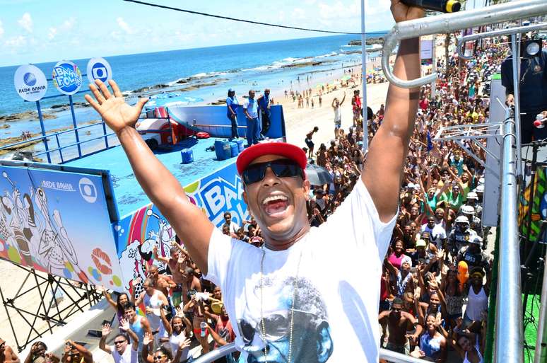 <p>Responsável pelo hit do Carnaval de 2014, o grupo Psirico encerrou o Arrastão em Salvador nesta quarta-feira com <em>Lepo Lepo</em>. A banda agitou a multidão de foliões que seguiram o trio elétrico no último dia de festa na capital baiana</p>