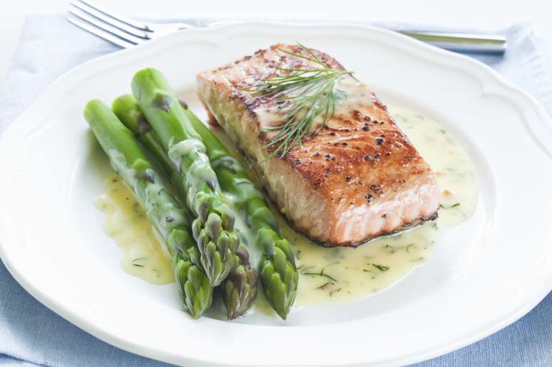 <p>Peixes ricos em "gordura boa", como o salmão, ajudam a aliviar os sintomas da ansiedade</p>