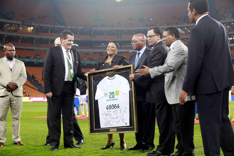 <p>Jogo teve homenagem a Mandela antes do apito inicial</p>