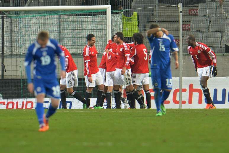 Jogadores do Egito comemora gol contra seleção da Bósnia
