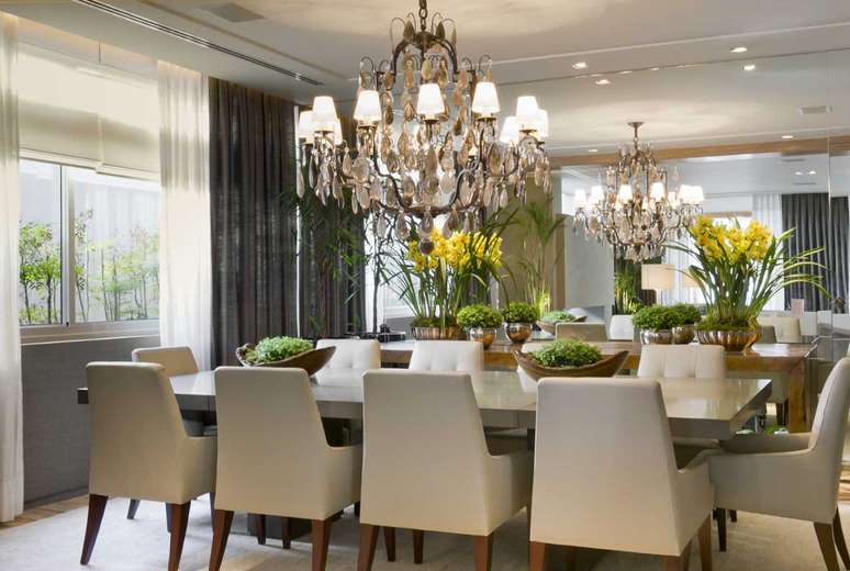 A sala de jantar concebida pela arquiteta Debora Aguiar tem glamour na medida certa. Enquanto o lustre é mais carregado, a mesa e as cadeiras são mais. Informações: (11) 3889-5888